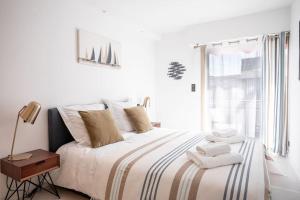 Posteľ alebo postele v izbe v ubytovaní Amazing Apartment With Private Terrace & Full Air Conditioning - Walk To The Beach, La Croisette! - Latour Maubourg 18 by Halldis