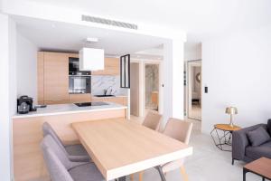 Kuchyňa alebo kuchynka v ubytovaní Amazing Apartment With Private Terrace & Full Air Conditioning - Walk To The Beach, La Croisette! - Latour Maubourg 18 by Halldis