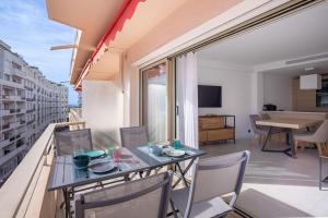 Balkón alebo terasa v ubytovaní Amazing Apartment With Private Terrace & Full Air Conditioning - Walk To The Beach, La Croisette! - Latour Maubourg 18 by Halldis