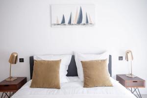 Posteľ alebo postele v izbe v ubytovaní Amazing Apartment With Private Terrace & Full Air Conditioning - Walk To The Beach, La Croisette! - Latour Maubourg 18 by Halldis