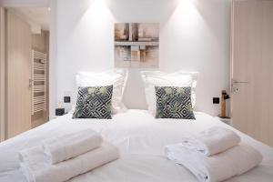 Posteľ alebo postele v izbe v ubytovaní Amazing Apartment With Private Terrace & Full Air Conditioning - Walk To The Beach, La Croisette! - Latour Maubourg 18 by Halldis