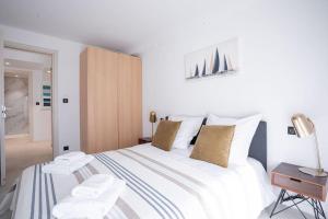 Posteľ alebo postele v izbe v ubytovaní Amazing Apartment With Private Terrace & Full Air Conditioning - Walk To The Beach, La Croisette! - Latour Maubourg 18 by Halldis
