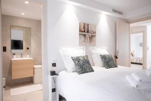 Posteľ alebo postele v izbe v ubytovaní Amazing Apartment With Private Terrace & Full Air Conditioning - Walk To The Beach, La Croisette! - Latour Maubourg 18 by Halldis