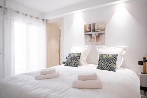 Posteľ alebo postele v izbe v ubytovaní Amazing Apartment With Private Terrace & Full Air Conditioning - Walk To The Beach, La Croisette! - Latour Maubourg 18 by Halldis