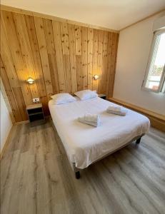 Postel nebo postele na pokoji v ubytování "Le Chaleureux" Studio de charme proche plage et Forêt