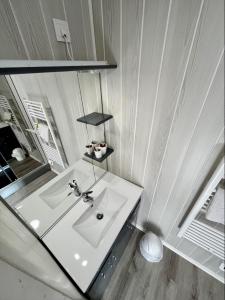 Kúpeľňa v ubytovaní "Le Chaleureux" Studio de charme proche plage et Forêt