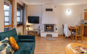 ein Wohnzimmer mit einem Sofa und einem Kamin in der Unterkunft Viva Maria Apartament in Zakopane