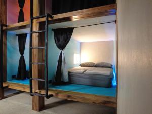Shipwrecked Hostel في أوفيتا: غرفة نوم مع سرير بطابقين في غرفة