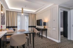 Telewizja i/lub zestaw kina domowego w obiekcie Baltic Park Fort Promenada Apartment Świnoujście by Noclegi Renters