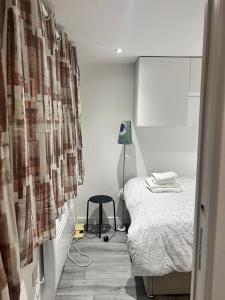 Un dormitorio con una cama y una lámpara. en AYOS, en Dublín