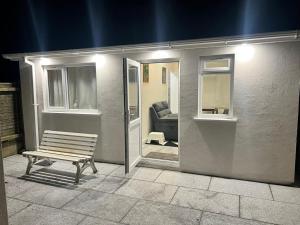 una panchina seduta di fronte a un edificio con una porta di AYOS a Dublino