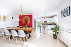 cocina y comedor con mesa de madera y sillas en Casa Da Bauhinia, en Aljezur