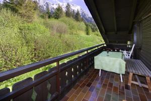uma varanda com uma mesa e vista para uma montanha em Wettersteinpanorama - a74054 em Mittenwald