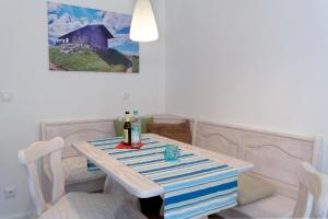 einen Tisch mit einem blau-weißen Tischtuch in der Unterkunft Malerblick - a73966 in Mittenwald