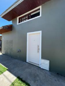 a white door on the side of a house at Alquiler temporario en Necochea in Necochea