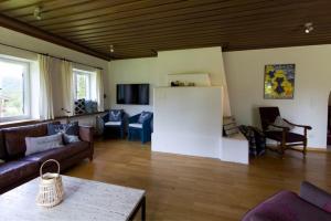 sala de estar con sofá y mesa en Ferienhaus Alpenbichl - a74010 en Krün