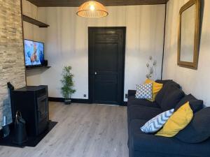 Televízia a/alebo spoločenská miestnosť v ubytovaní Gîte de Lafayette