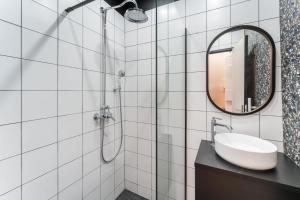 een wit betegelde badkamer met een wastafel en een spiegel bij Luxury home in heart of PARIS!Opera/Eurostar 4pers in Parijs