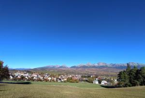 vistas a un campo de golf con montañas de fondo en Privat Jasmin en Mengusovce
