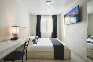 Postel nebo postele na pokoji v ubytování Hotel des Congrès et Festivals