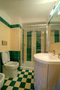 een badkamer met toilet, wastafel en douche bij Lara nice apartment 100m from Piazza del Campo in Siena