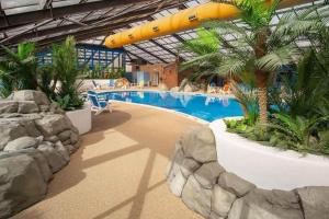 uma piscina num resort com uma prancha de surf por cima em Marine Holiday Park D & S rental A em Rhyl