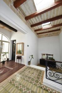 - un salon avec un lit et un tapis dans l'établissement Grand House of Character Valletta, à Il-Furjana