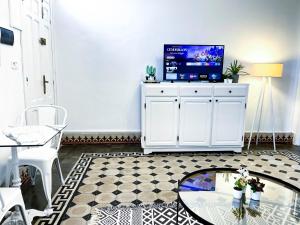 TV a/nebo společenská místnost v ubytování COSY Apartment in La Marsa Corniche - Beach