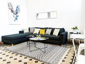 Posezení v ubytování COSY Apartment in La Marsa Corniche - Beach