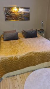 Letto o letti in una camera di Skogsbrynet B&B, Bredsjö Nya Herrgård