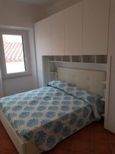 ラ・マッダレーナにあるVilla Mariaのベッドルーム1室(毛布付きのベッド1台付)