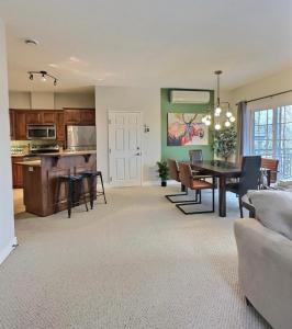 a living room with a table and a kitchen at Plage et piscine au Mont Blanc in Saint-Faustin