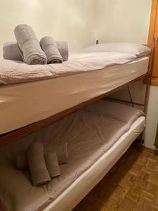 ein paar Etagenbetten mit Handtüchern drauf in der Unterkunft Appartamento Rin, Livigno in Livigno