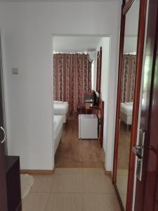 een hal met een badkamer met een bad en een bureau bij Hotel NAVI in Shabla