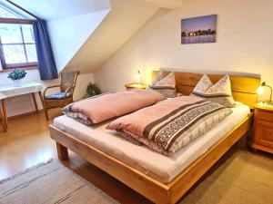 um quarto com uma cama grande num sótão em Ferienwohnungen Hamberger em Sachrang