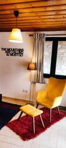 蒂米薩那的住宿－Kristis's Homes - "Beautiful Home" in Dimitsana，客厅配有黄色椅子和桌子