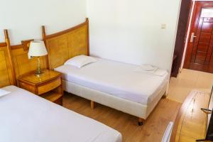 um quarto com duas camas e um candeeiro sobre uma mesa em Hotel NAVI em Shabla