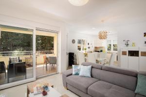 a living room with a couch and a dining room at Apartment J&E in Medulin