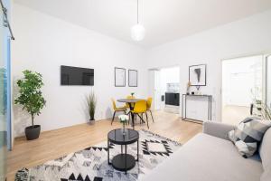 A television and/or entertainment centre at Beautiful apartment in Vienna's heart 1b