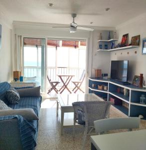 ein Wohnzimmer mit einem Sofa und einem Tisch in der Unterkunft Relax and sun in Santa Pola