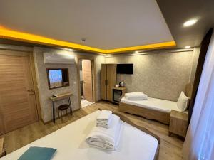 Habitación de hotel con 2 camas y TV en Golden Sail Hotel Old City, en Estambul
