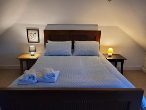 een slaapkamer met een bed met handdoeken erop bij Ballyrider House Beautiful Triple Suite in Inch Cross Roads