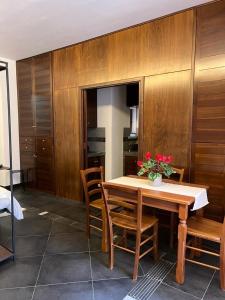 Casa Roberto في تشفالو: غرفة طعام مع طاولة وكراسي خشبية
