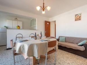 een woonkamer met een tafel en een bank bij Apartment Etoile de Mer by Interhome in Canet-en-Roussillon