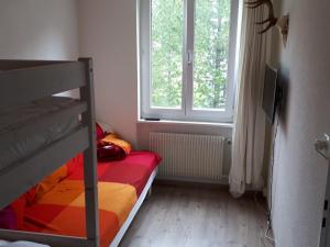 - une chambre avec des lits superposés et une fenêtre dans l'établissement Apartment Casa Selva Hauggaard by Interhome, à Valbella