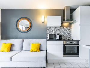 Kuchyňa alebo kuchynka v ubytovaní Apartment Hameau de Talaris-14 by Interhome