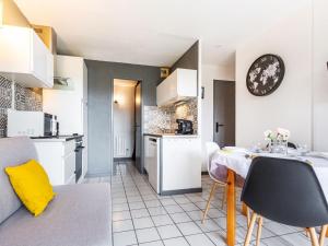 Kuchyňa alebo kuchynka v ubytovaní Apartment Hameau de Talaris-14 by Interhome