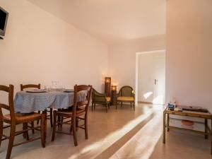 una sala da pranzo con tavolo e sedie di Apartment Hibiscus by Interhome a Le Rayol-Canadel-sur-Mer