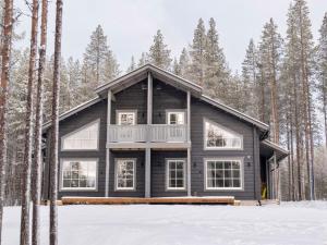 a house in the woods in the snow at Holiday Home Levin ahmahovi 2b by Interhome in Sirkka