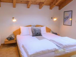 Un pat sau paturi într-o cameră la Apartment Arbgrat by Interhome